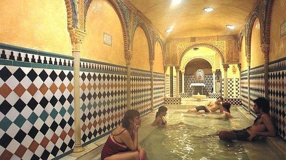 Bañeras de agua caliente en el Hamán Al-Ándalus de Granada.