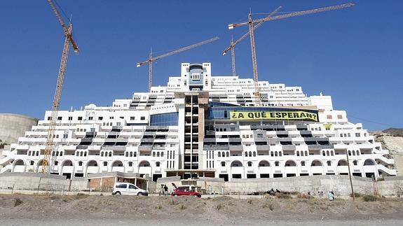 El hotel, ubicado junto al mar en el parque natural de Cabo de Gata.