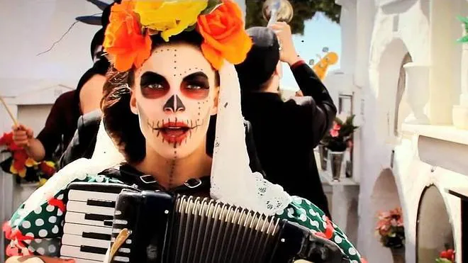 Natalia Tena, una muerta muy viva con traje de faralaes en el videoclip de Molotov Jukebox.