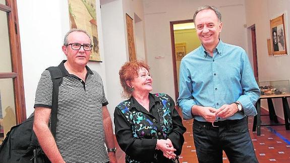 Ruiz Noguera, Inés María Guzmán (presentadora del acto) y Soler, ayer en el Ateneo. 