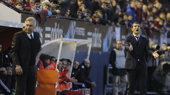 Javi Gracia (derecha), junto a Carlo Ancelotti en el partido que su equipo, Osasuna, empató en casa con el Real Madrid (2-2). :: AFP