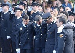 Compañeros del agente, en la comisaría provincial. :: Salvador Salas / Vídeo: Pedro J. Quero
