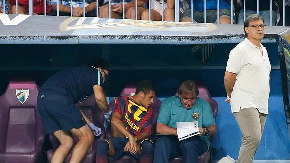 Tata Martino dirige a su equipo en el partido del Barcelona en La Rosaleda.