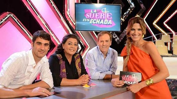 Jesulín de Ubrique, María del Monte y Enrique Romero, el jurado del programa, junto a la presentadora Laura Sánchez