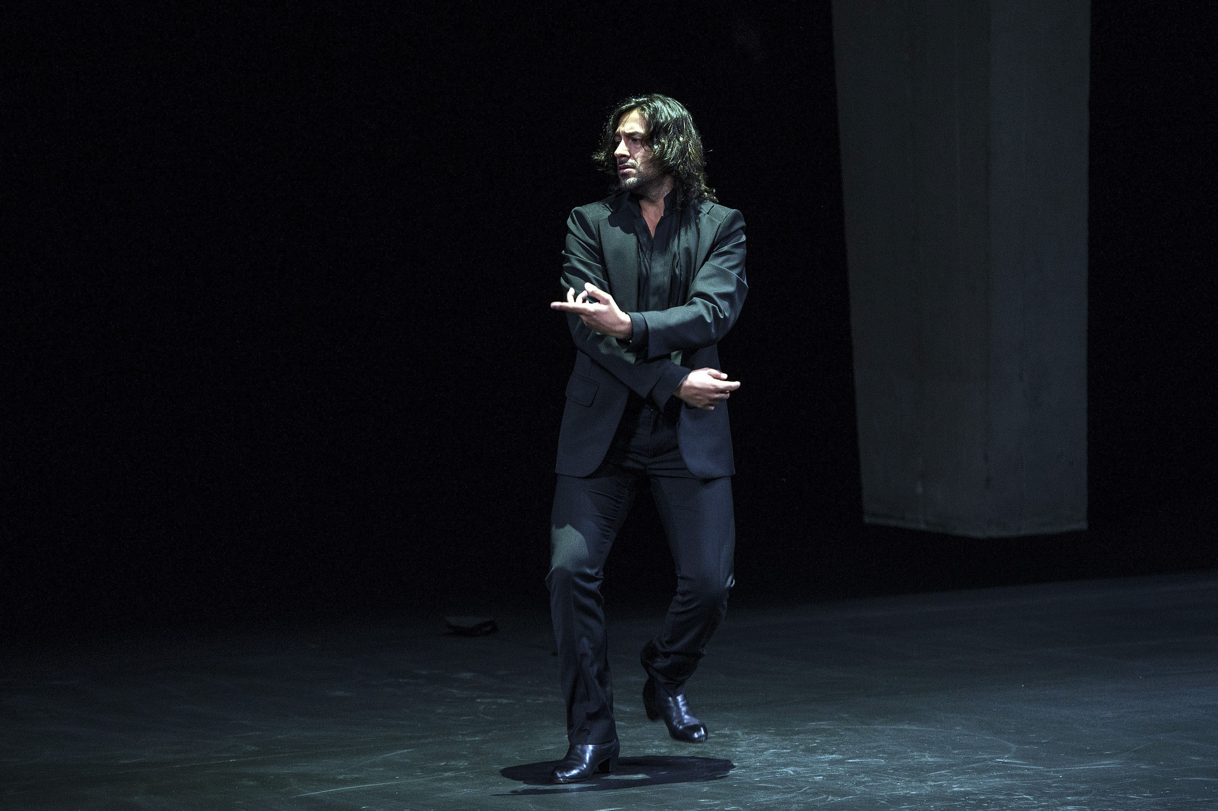 Rafael Amargo actúa durante el desfile de Stéphane Rolland