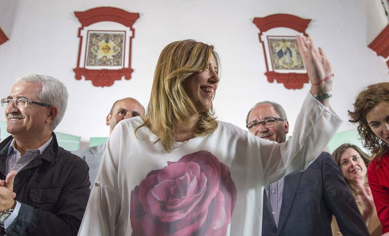 Susana Díaz saluda a los simpatizantes tras conocer la victoria socialista en Andalucía.