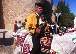 Un vecino de Ronda, vestido de bandolero. / Álvaro Cabrera