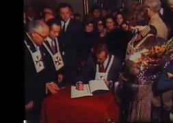 Los Reyes, entonces príncipes, tras recibir los escapularios en la Iglesia de San Pablo. Vídeo: Youtube