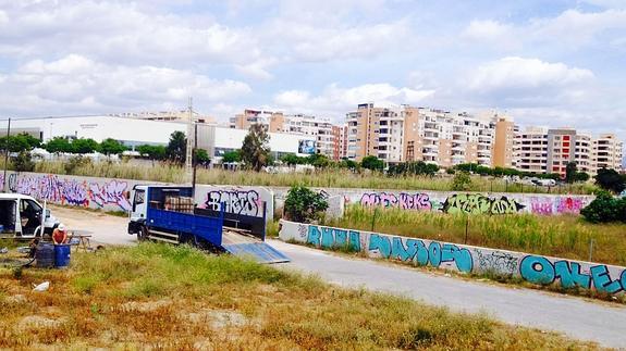 Suelos en los que está prevista la construcción del complejo de pistas de tenis y pádel, junto a las piscinas de Inacua