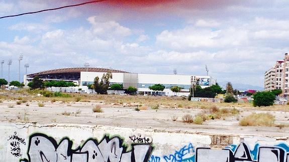 Terrenos reservados para la construcción del Centro de Raqueta, junto a las piscinas de Inacua.