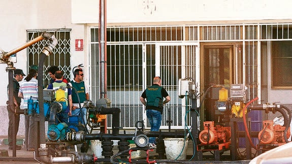 Agentes de la Guardia Civil registran una gasolinera en Tarragona, en el marco de la operación.