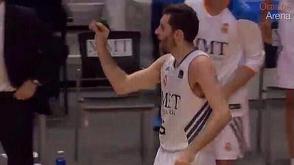 Rudy le hace gestos al banquillo del Unicaja Orange Arena