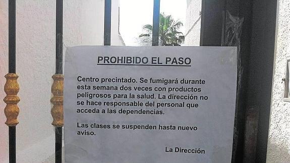 Un cartel avisa a los padres de alumnos del cierre del centro.