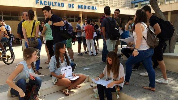 Estudiantes dan un último repaso a sus apuntes antes del inicio de los exámenes en Málaga. 