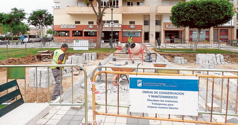 Operarios trabajando en el lugar donde se ha desmantelado un parque infantil.