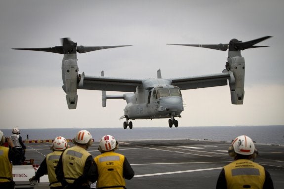 El 'Osprey' aterriza en la cubierta del 'Juan Carlos I'. :: efe