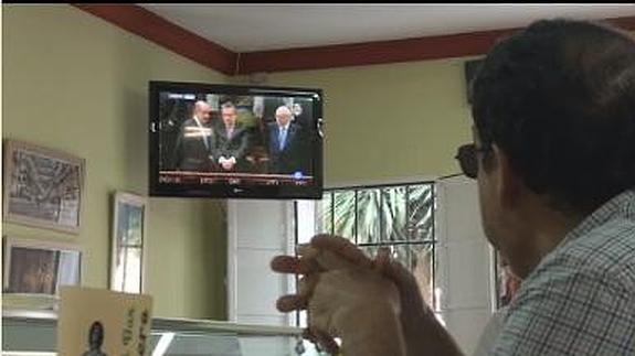 "Desde las ocho estoy conectado a la radio. Es un día histórico, empieza un nuevo ciclo"