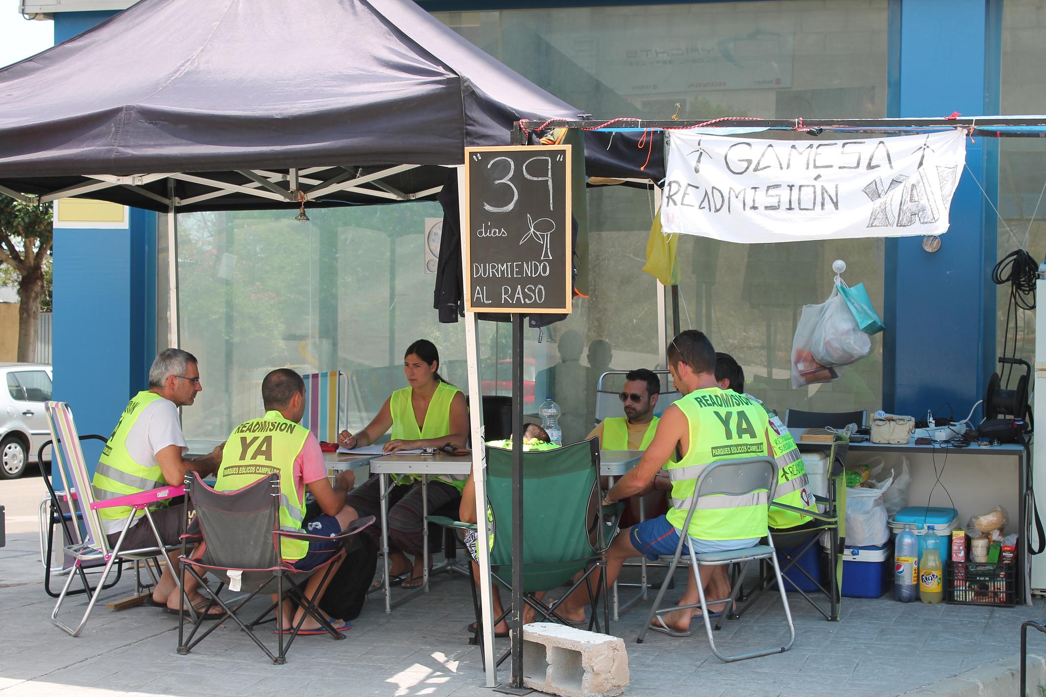 Los 14 trabajadores despedidos conviven desde hace cuarenta días en un improvisado campamento frente a la sede de Gamesa