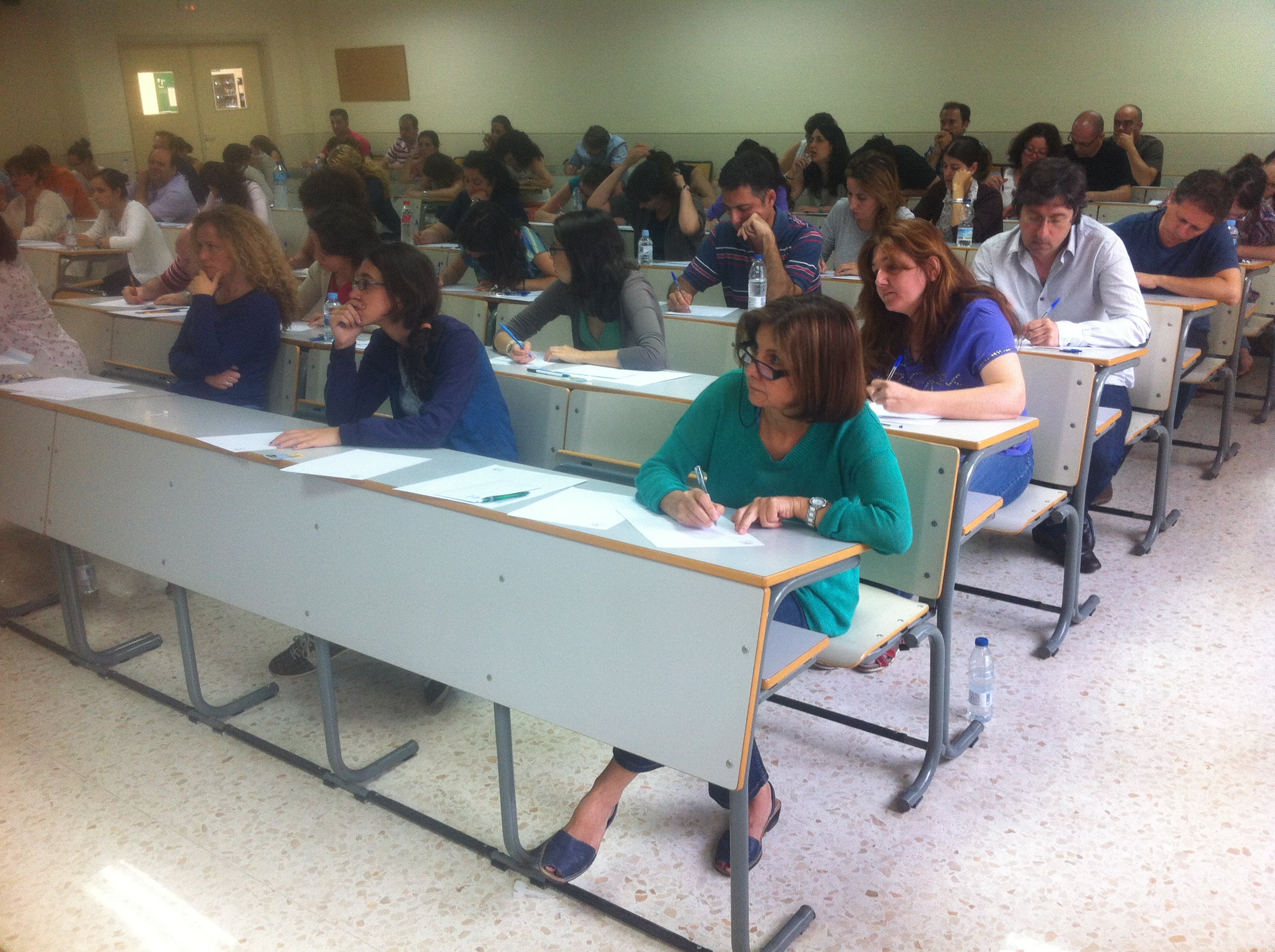 Opositores, en una de las pruebas de esta mañana.