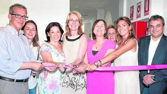 La directora de la AFAB, junto a la alcaldesa, durante la inauguración del nuevo centro.