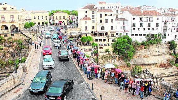 La cola de posibles figurantes, en el Puente Nuevo sobre el Tajo, llegó hasta la plaza de España.