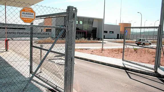 El Centro Penitenciario Málaga II está ubicado a cinco kilómetros de Archidona en la carretera hacia Villanueva del Trabuco. 