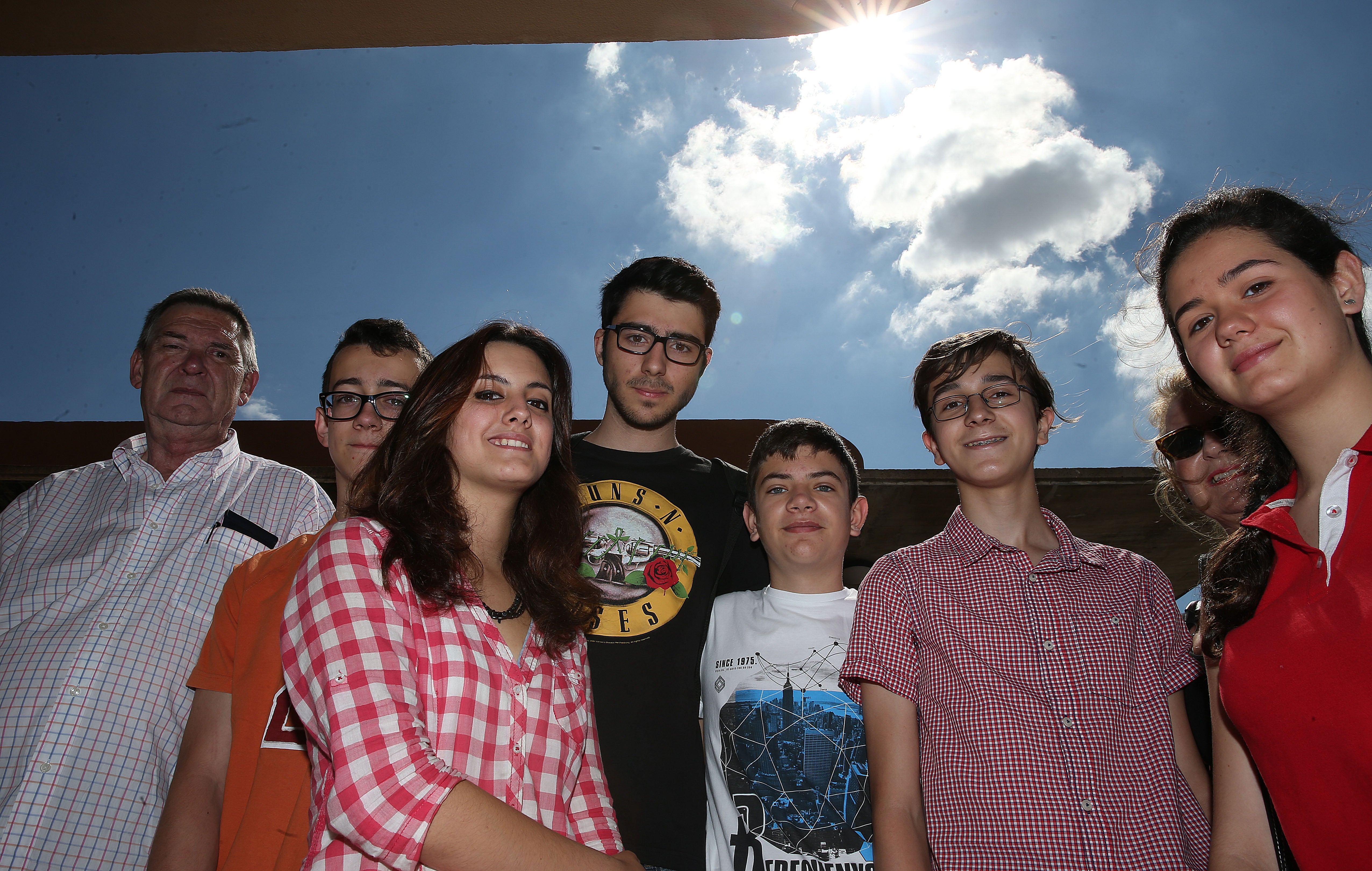 Un grupo de alumnos con altas capacidades que han participado en Mentorac, junto a su mentor