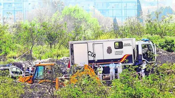 Equipos policiales en la escombrera de Camas buscan los restos de Marta del Castillo.