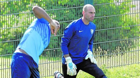 Caballero, que en la imagen trabaja junto a Tissone, sigue a la espera de conocer su futuro. 