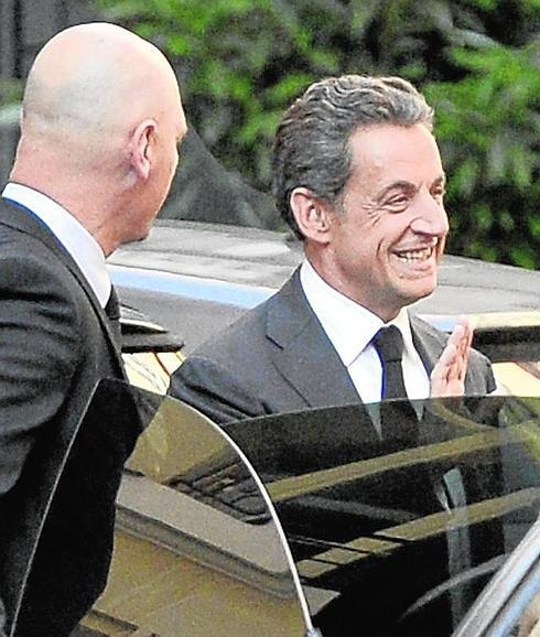 Nicolas Sarkozy sonríe al salir de la entrevista concedida ayer.