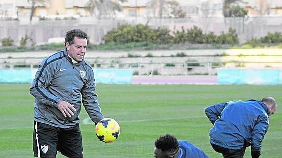 Mejías entrena a Kameni durante una sesión en el estadio Ciudad de Málaga. 