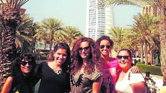 Nadia Castellanos (segunda por la derecha) junto a unas amigas en el hotel Burj al Arab. 