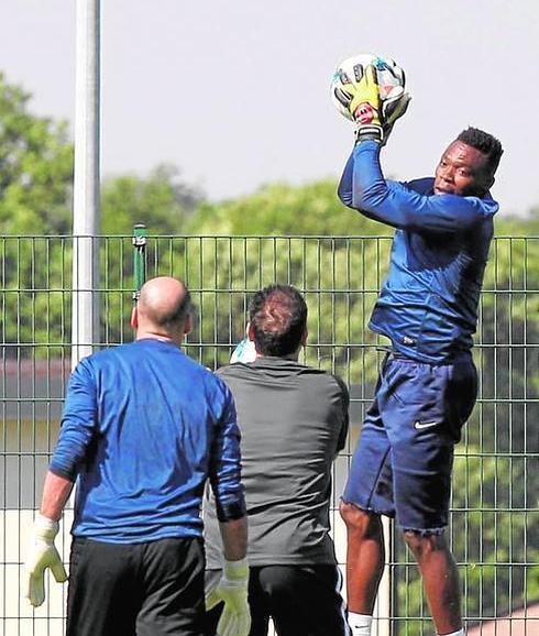 Kameni bloca el balón en presencia de Caballero y el preparador Ángel Mejías. 