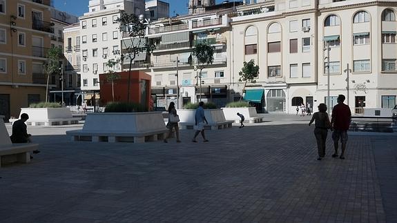 La única sombra la aportan los edificios que rodean la plaza, bien entrada la tarde..