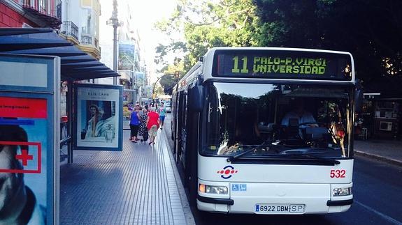 La línea 11 cubre el trayecto enter Playa Virginia y el campus de Teatinos en unos 40 minutos sin necesidad de trasbordo.