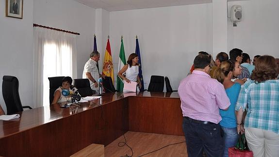 Pilar Ortiz, en el centro, se levanta tras perder la Alcaldía en el pleno.