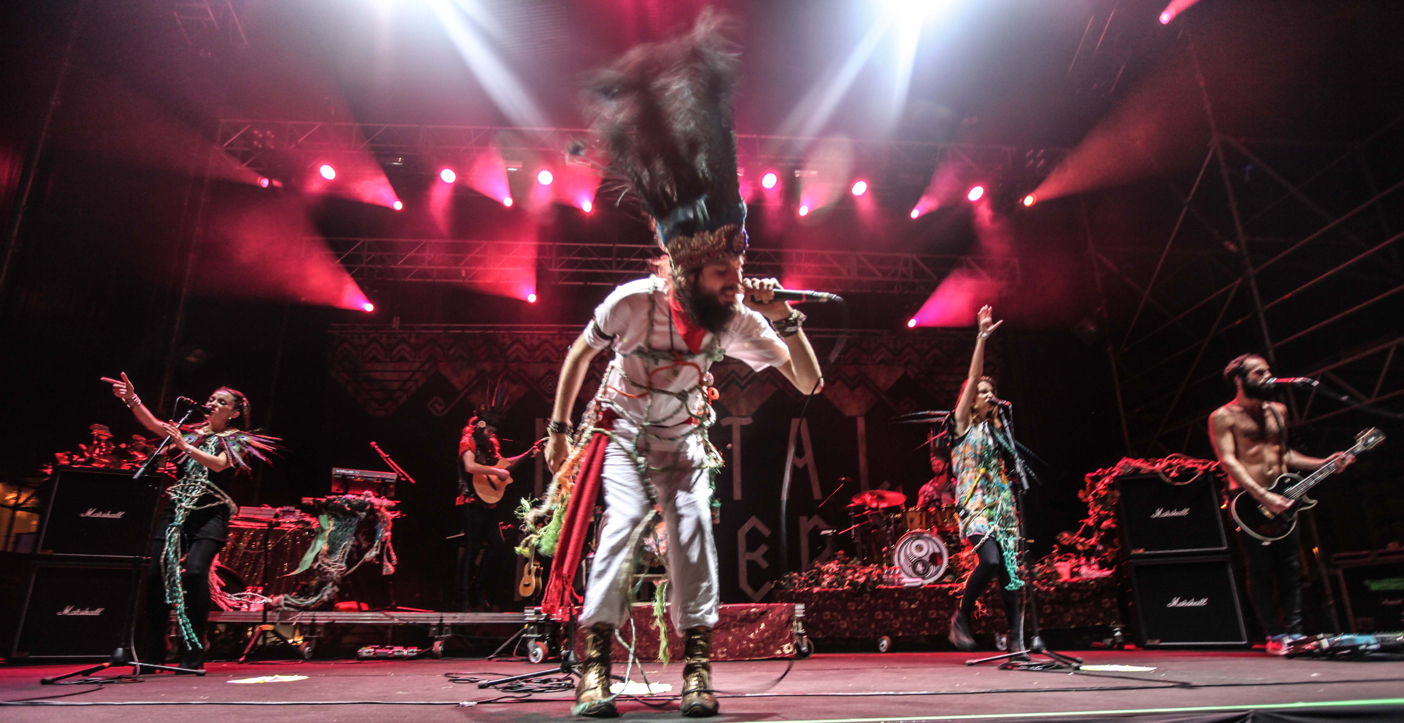 Crystal Fighters ofreció un espectáculo músical y visual en la última noche del festival