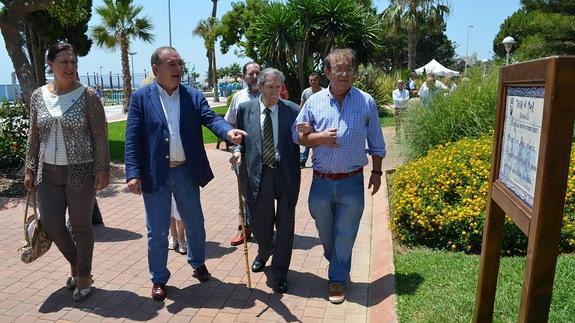 Concepción Lavao, Francisco Delgado, Manuel Alcántara, Evaristo Guerra y Manuel Rincón, ayer en el paseo marítimo torreño.