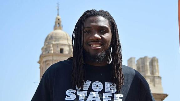 Kenneth Faried ha posado junto a la catedral de Málaga.
