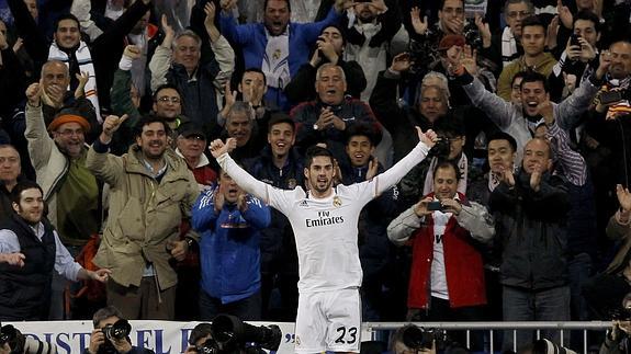 Isco celebra con la afición un gol esta temporada con el Real Madrid 