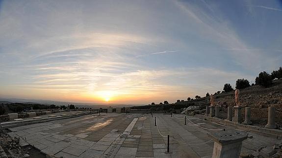 La Plaza del Foro de Torreparedones al atardecer. 