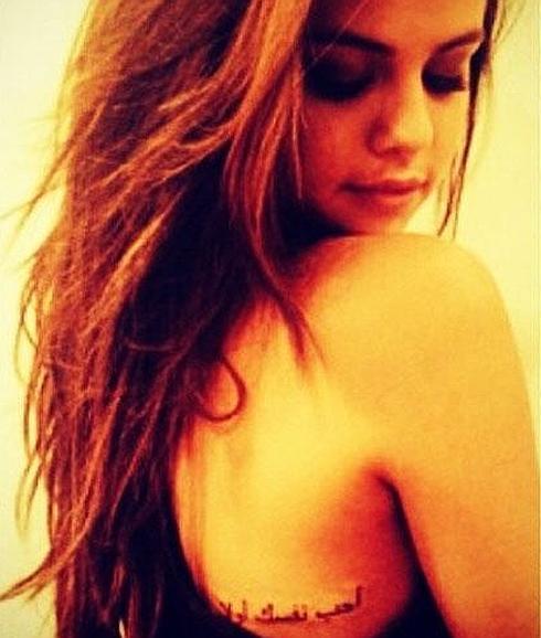 Selena Gomez estrena tatuaje en árabe en su espalda.