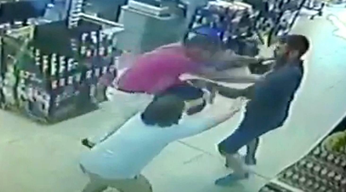 Fotograma del vídeo captado por las cámaras de seguridad del establecimiento donde se produjo la agresión.