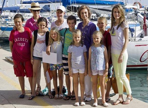 Doña Sofía con todos los nietos el año pasado en Palma de Mallorca. 