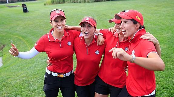 Azahara Munoz, Belen Mozo, Beatriz Recari y Carlota Ciganda celebran el triunfo 