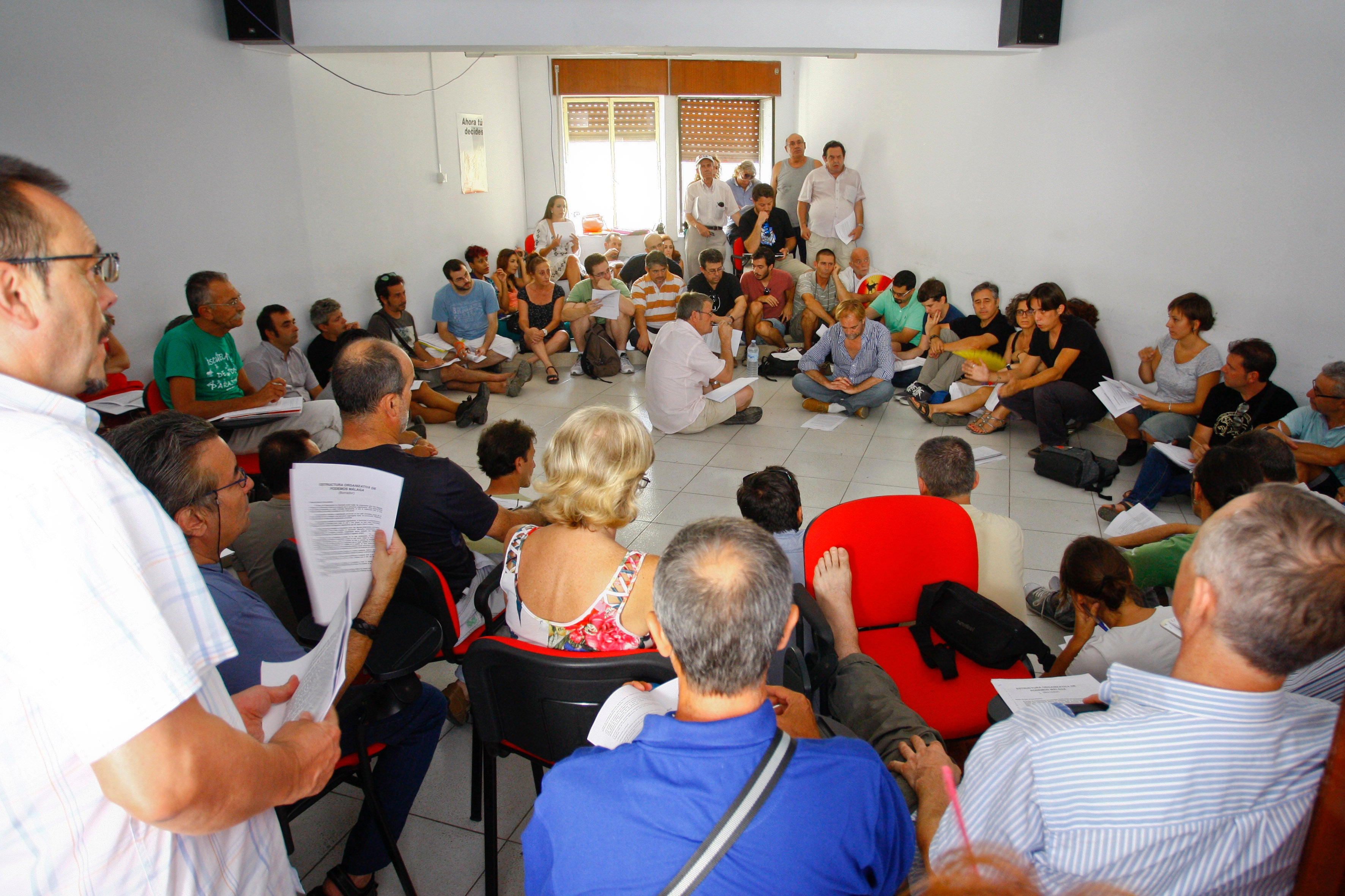 Miembros de Podemos durante la asamblea que tuvo lugar hoy