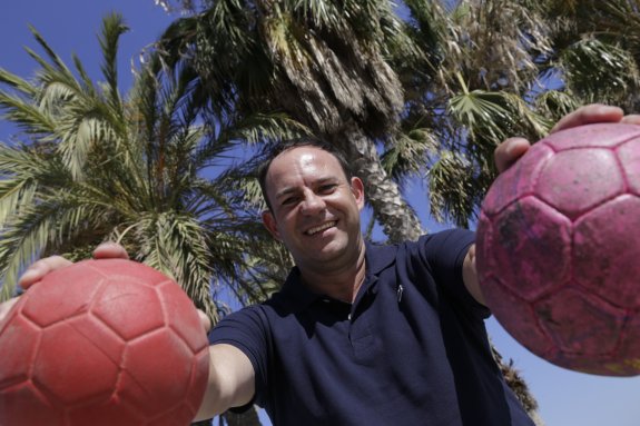 Diego Carrasco, con un balón de balonmano-playa y otro de balonmano. :: yhasmina garcía
