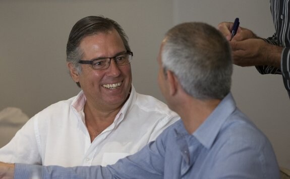 José Carlos Escribano junto a Francisco Moro, ayer en el encuentro con la prensa. :: ñito salas