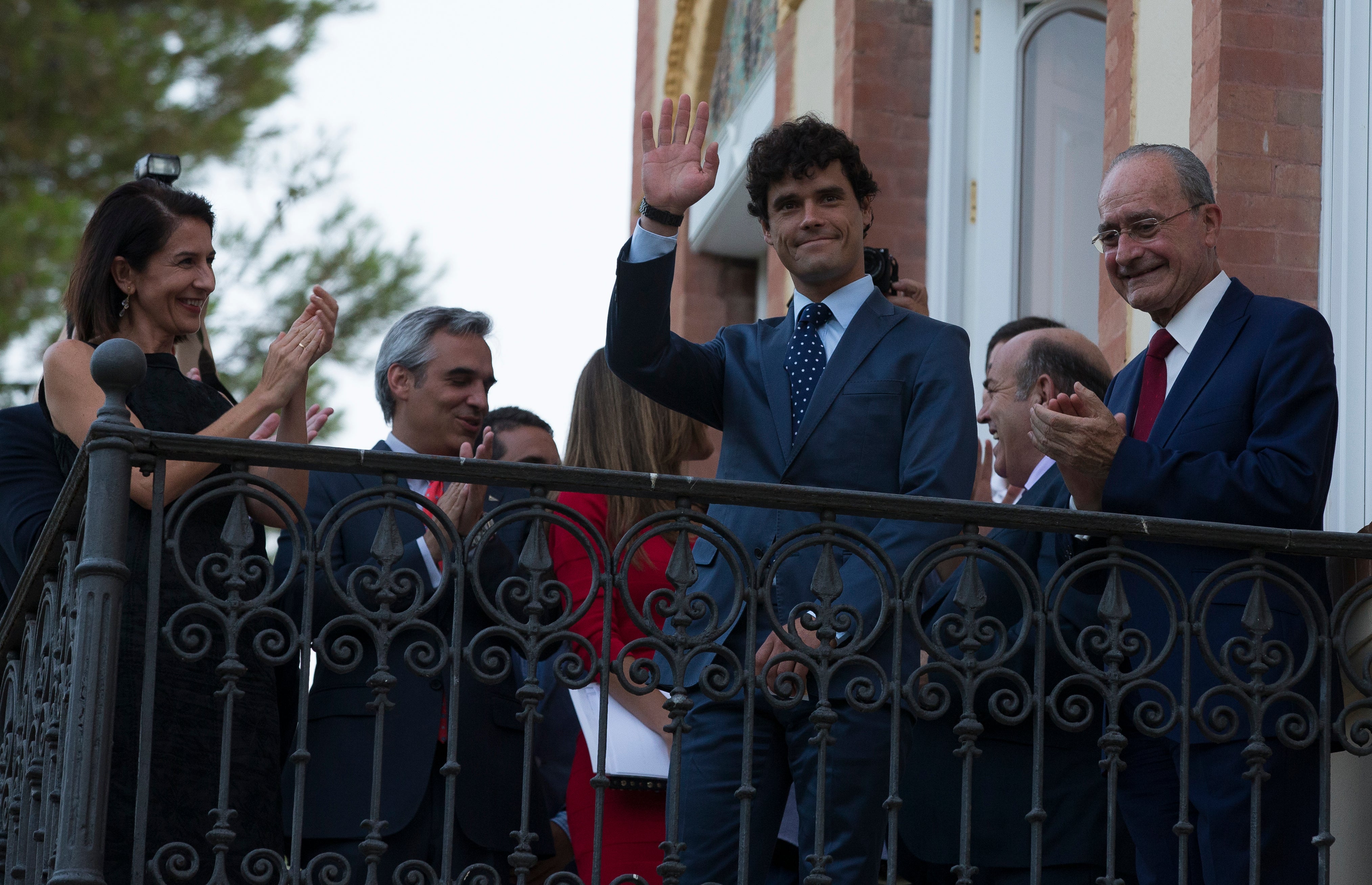 Abellán, en la imagen superior, saluda antes del pregón junto a De la Torre y Muñoz.