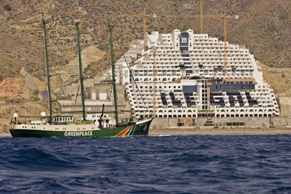 Gobierno y Junta no dan la batalla por perdida sobre el Algarrobico